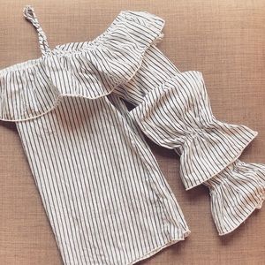 Off the shoulder top. 💙